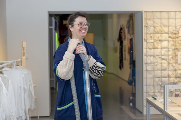 Anita Bambacht werkt voor De Schoonmaak Cooperatie bij het Textielmuseum in Tilburg